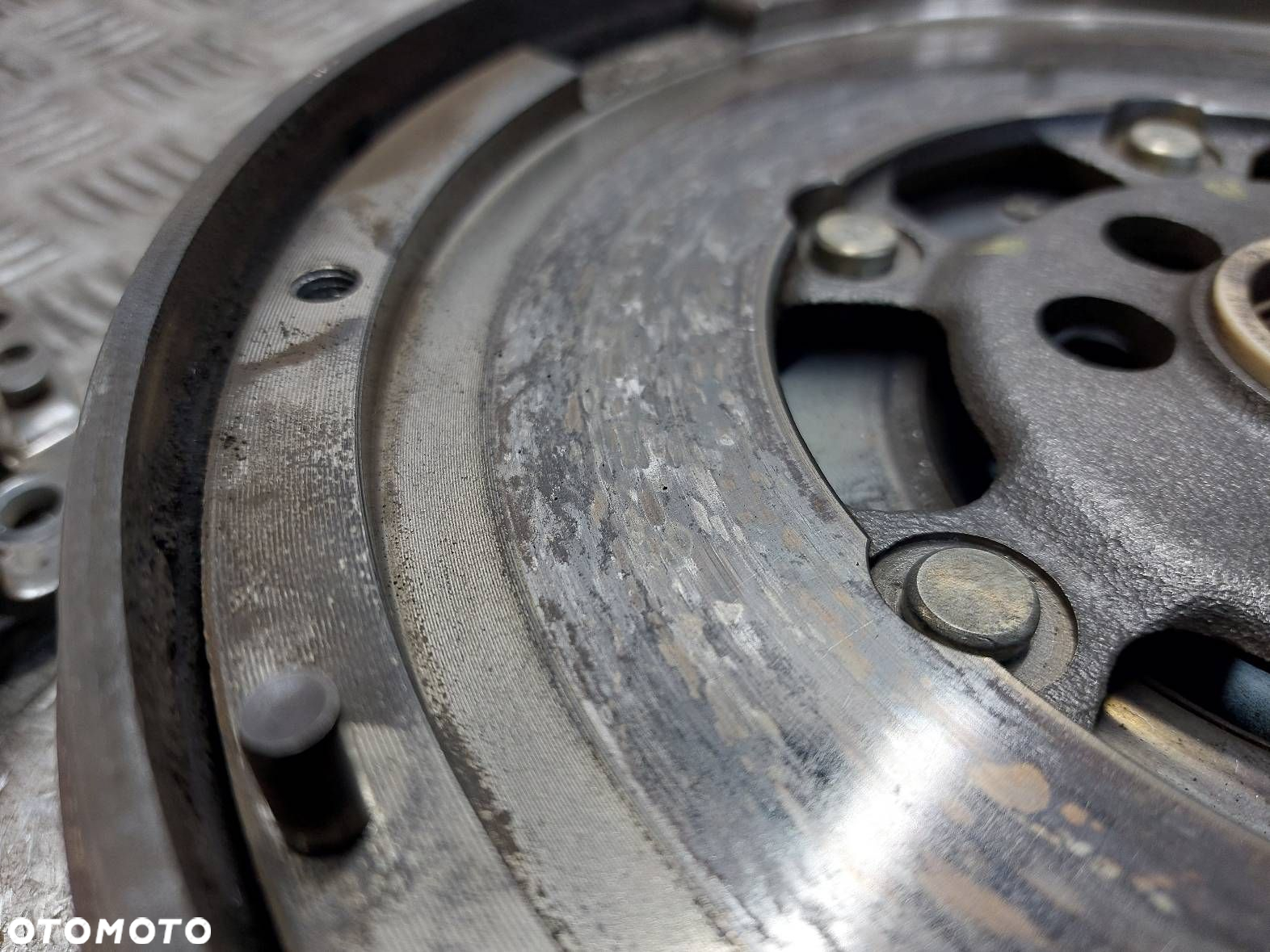 KOŁO DWUMASOWE + DOCISK AUDI A4 B6 1.6 8V 058105266H - 2