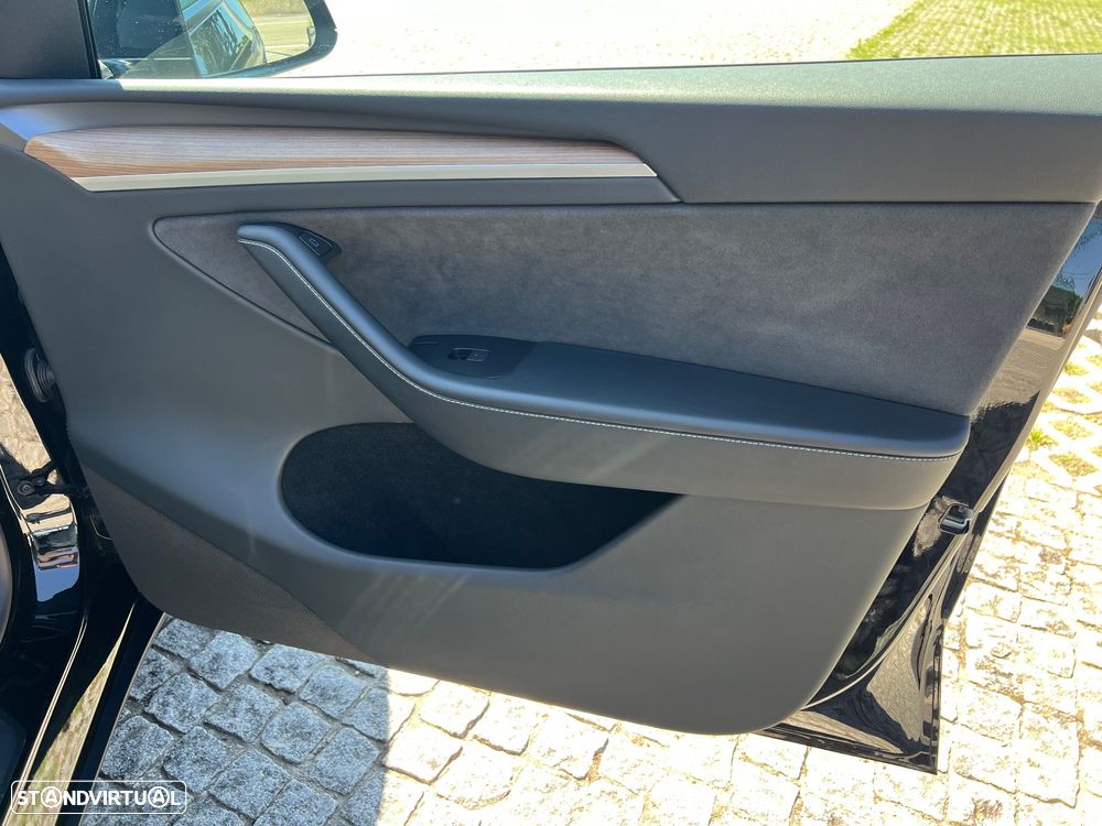 Tesla Model Y Standard — fotografia 19