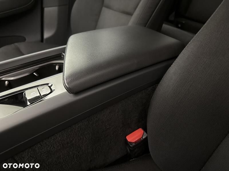 Volvo XC 60 B4 B Momentum Pro - 18