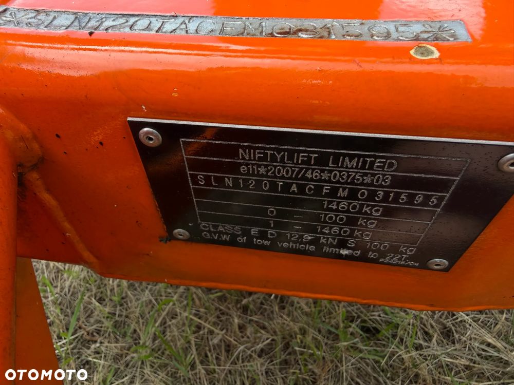Nifty 120TAC Zwyżka koszowa 12 metrów Podnośnik HDS. jak nówka z salonu. 2016 rok. PRĄD 230v. 4 sekcje sterowania na dole. Nowy model! Z komuny Norweskiej. Używana była 1 raz do roku. Serwisowana w DEKRA do końca OKAZJA. Zwyżka Obrotowa. Poziomowanie kosza. Pełna Hydraulika. Sterowanie góra dół! Wysuwane ramie. Wieniec tryby zero zużycia! Ani deka luzów i wycieków.  Mała lekk i zwinna zwyżka o potężnym zasięgu. OKAZJA TANIO - 22