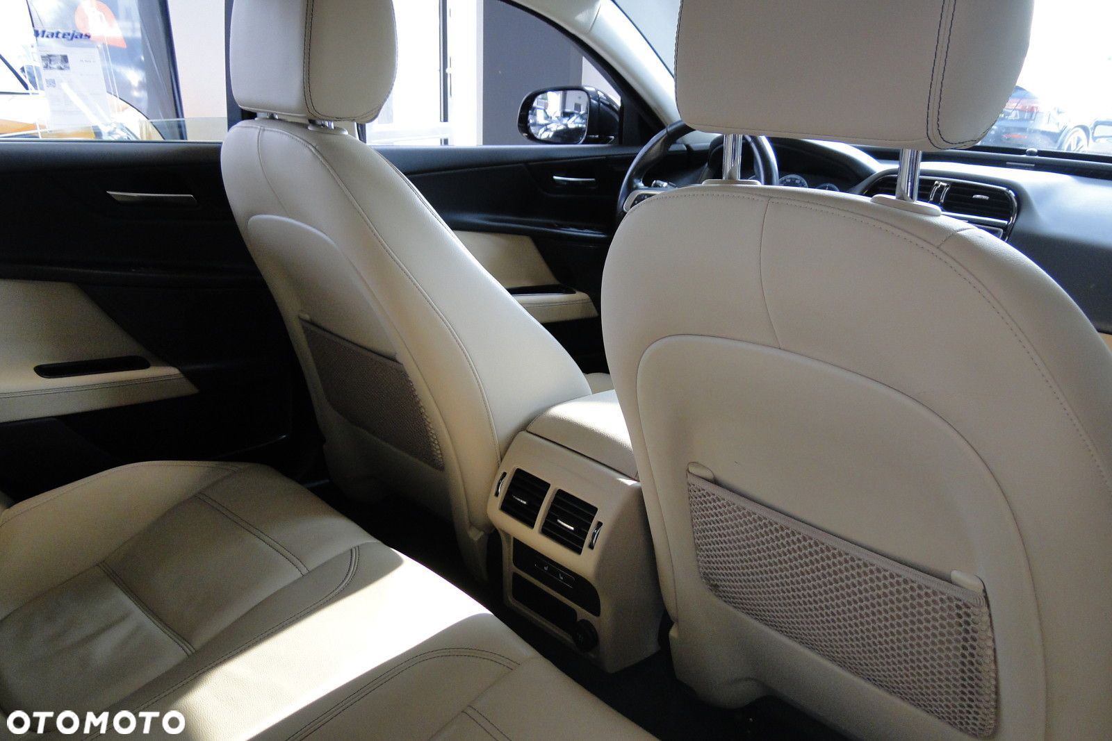 Jaguar XE - 32