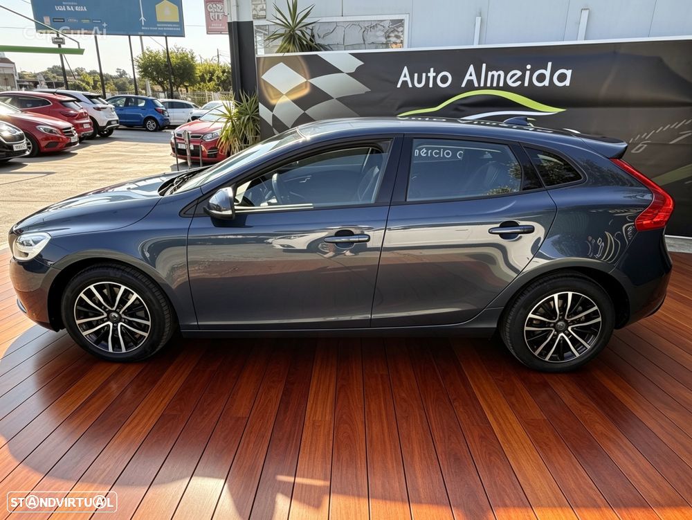 Volvo V40 2.0 D3 Momentum - 4