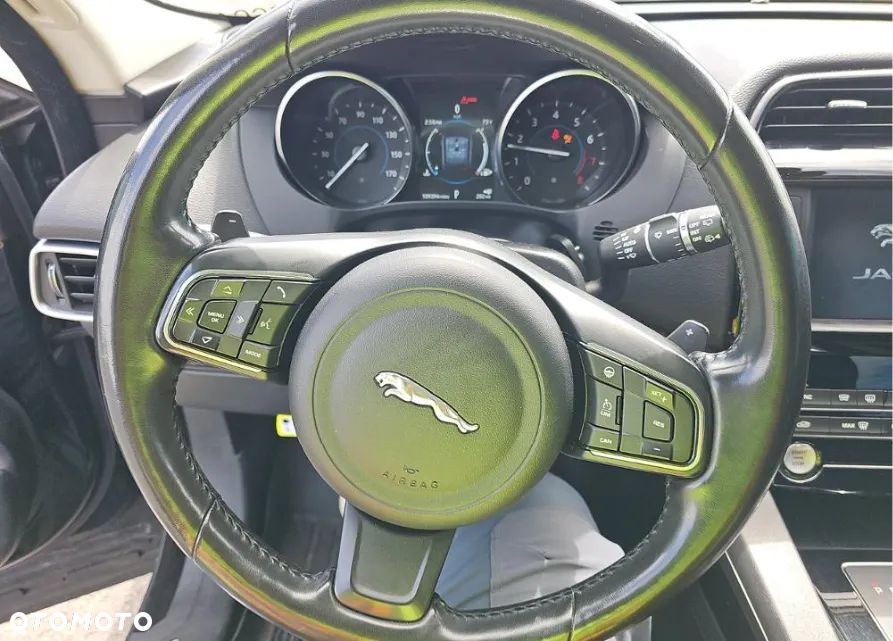 Jaguar F-Pace - 8