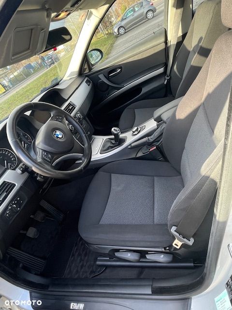 BMW Seria 3 318i - 5