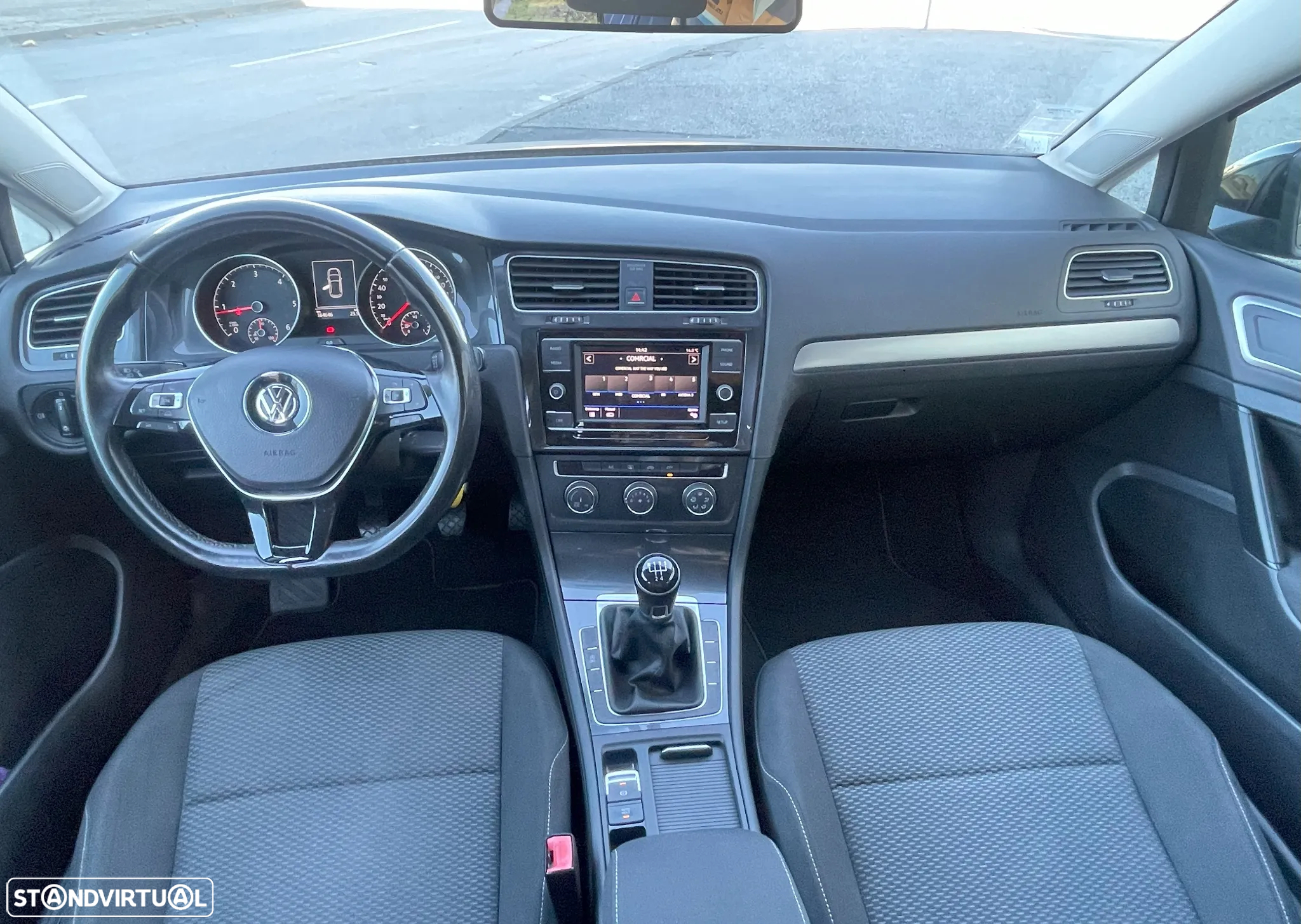 VW Golf 1.6 TDI Confortline - 10