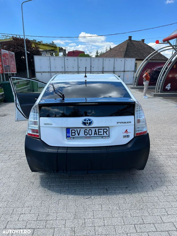Toyota Prius (Hybrid) Sol - 2