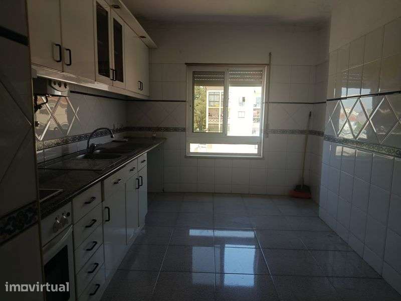 Apartamento T1 transformado em T2 - Quinta do Conde - Grande imagem: 2/8