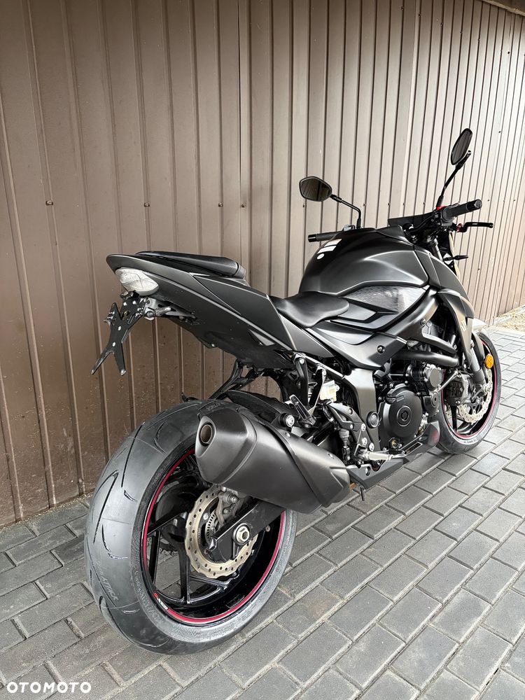 Suzuki GSX - 6