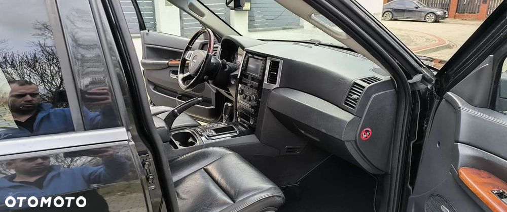 Jeep Grand Cherokee - 32