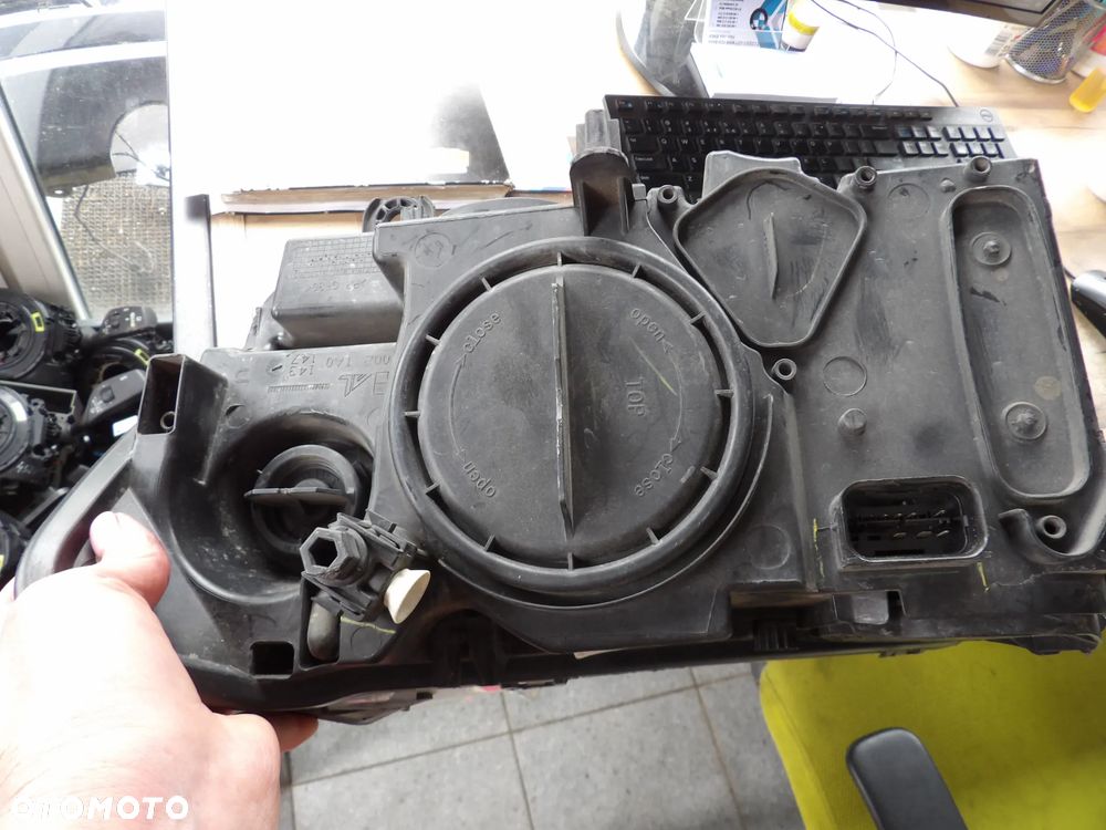 BMW - F25 - PRAWA LAMPA PRZEDNIA - PĘKNIĘTA OBUDOWA - 7217290 - 7