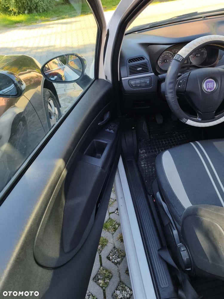 Fiat Grande Punto 2009 photo 3