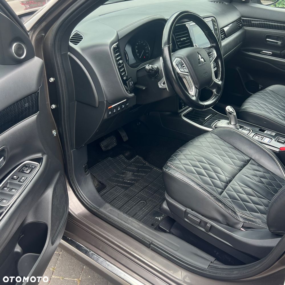 Mitsubishi Outlander 2.4 4WD Diamant - 22
