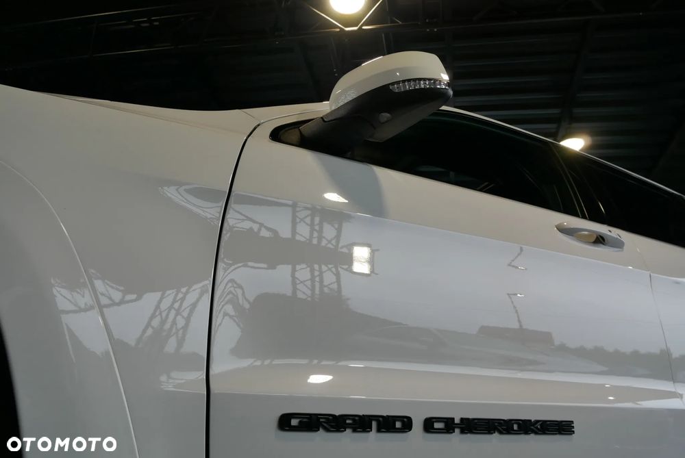 Jeep Grand Cherokee - 38