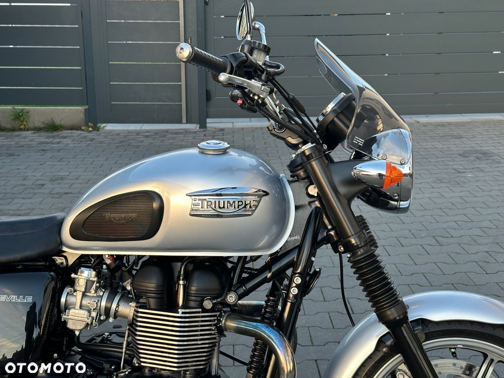 Triumph Bonneville - 9