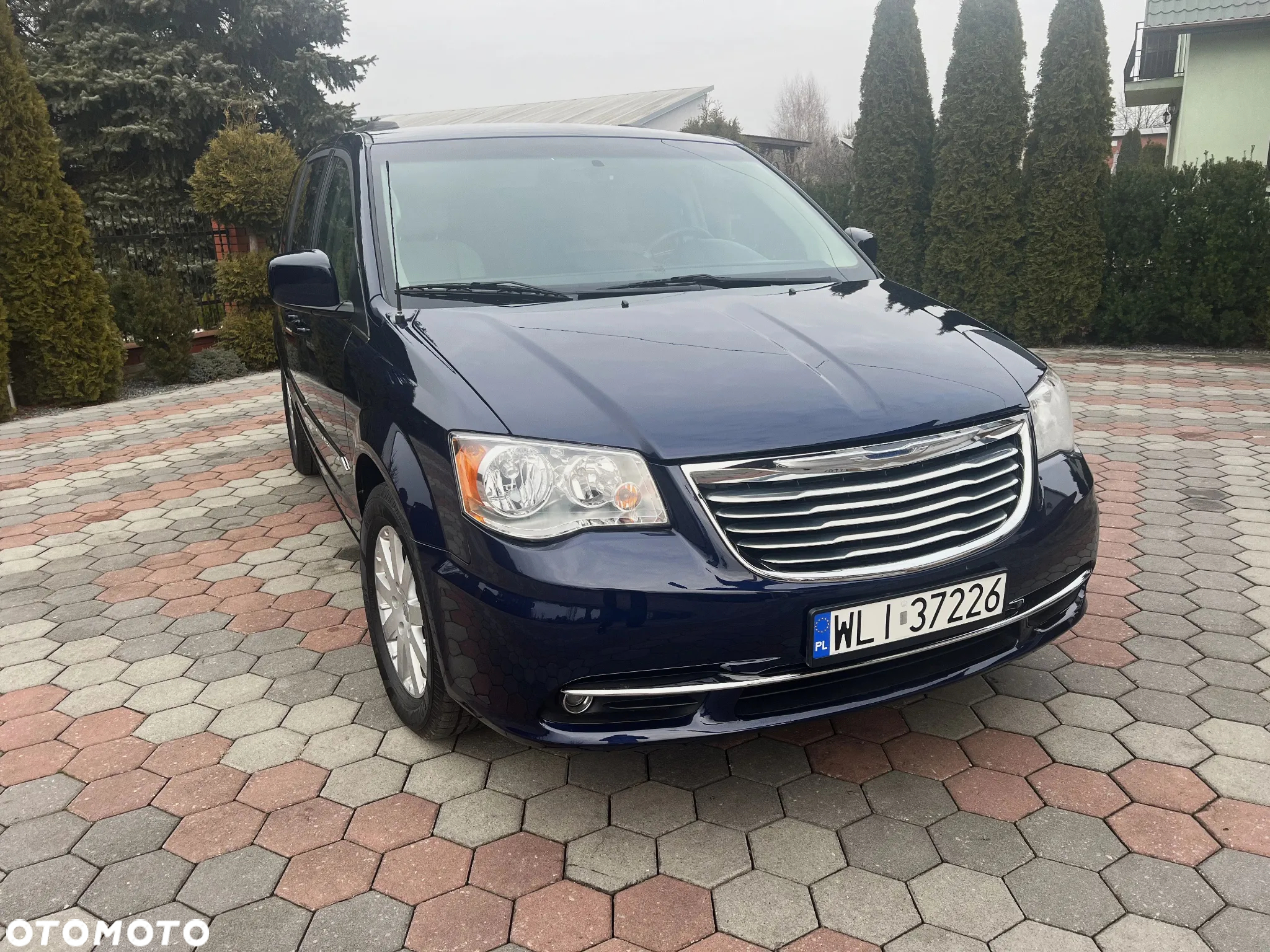 Chrysler Town & Country - 2