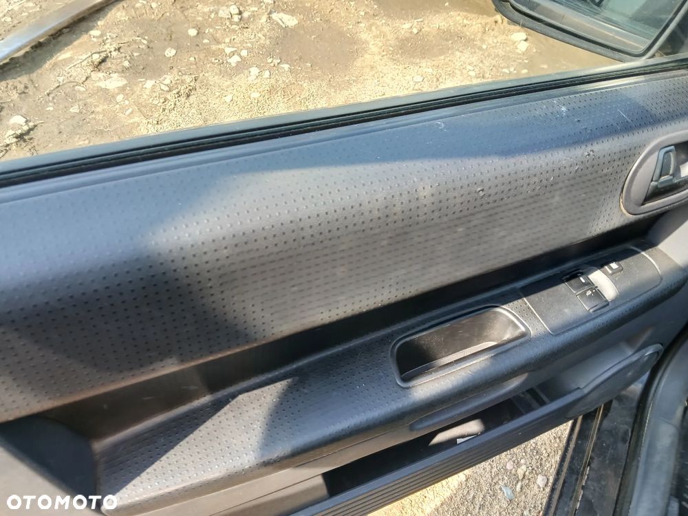 Mitsubishi Colt VI fotel fotele kanapa deska kokpit podsufitka boczek boczki klamka podłokietnik licznik - 3
