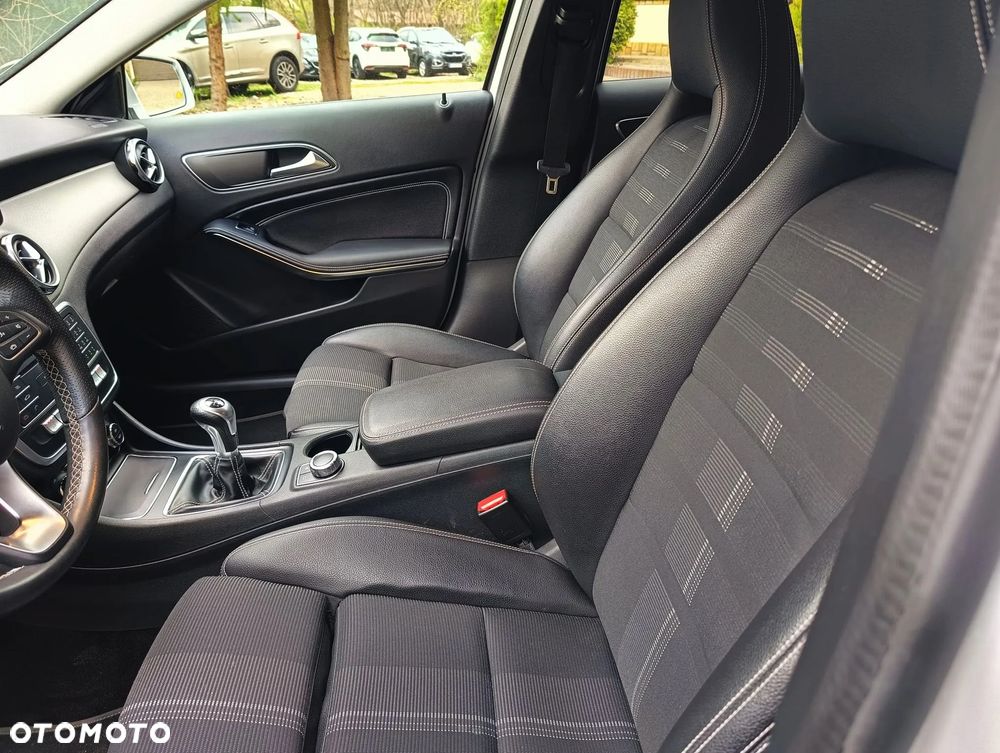 Mercedes-Benz GLA 180 Urban - 38