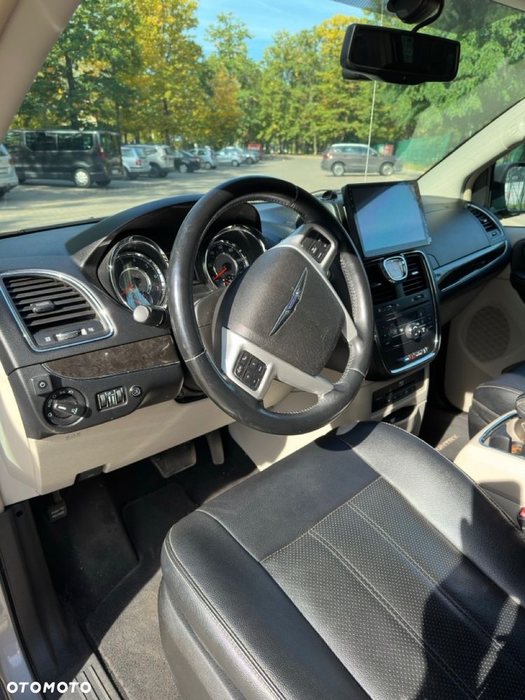 Chrysler Town & Country - 9
