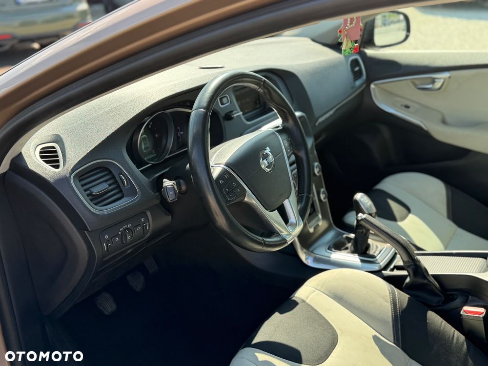 Volvo V40 D2 R Design - 17