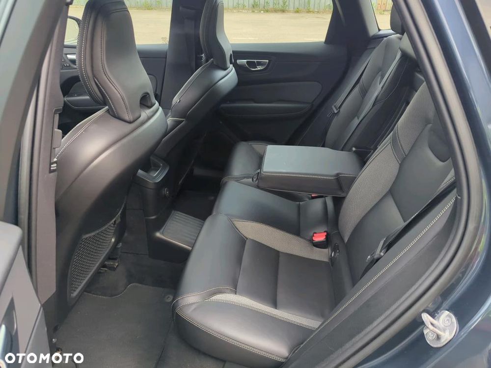 Volvo XC 60 T6 Plug-In Hybrid AWD Ultra Dark - 18