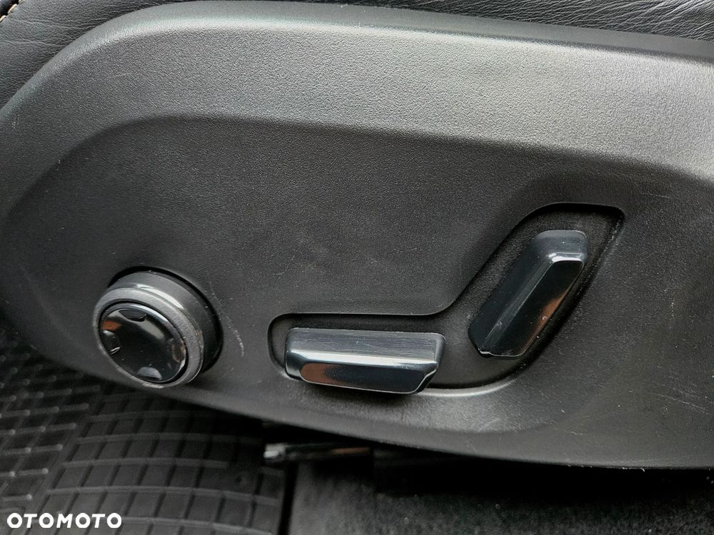 Volvo XC 60 D4 AWD R-Design - 19