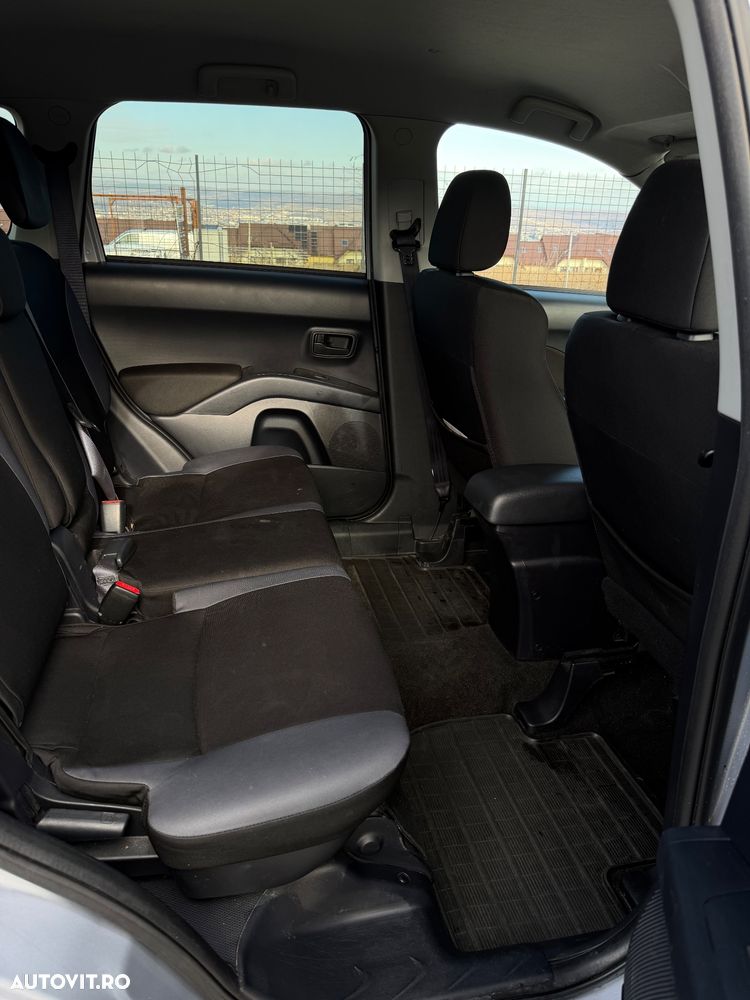 Mitsubishi Outlander - 11