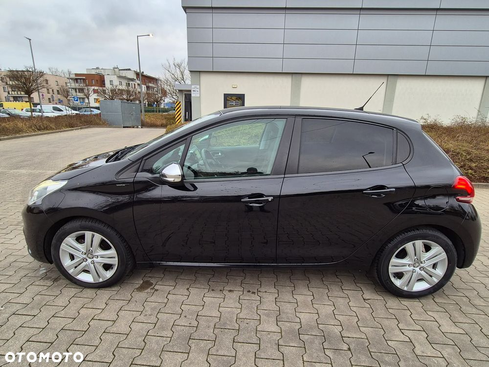 Peugeot 208 - 8