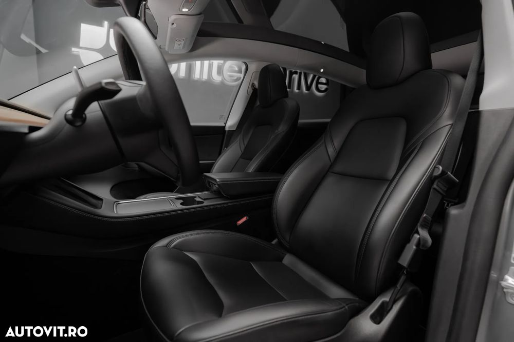 Tesla Model Y Long Range AWD - 22
