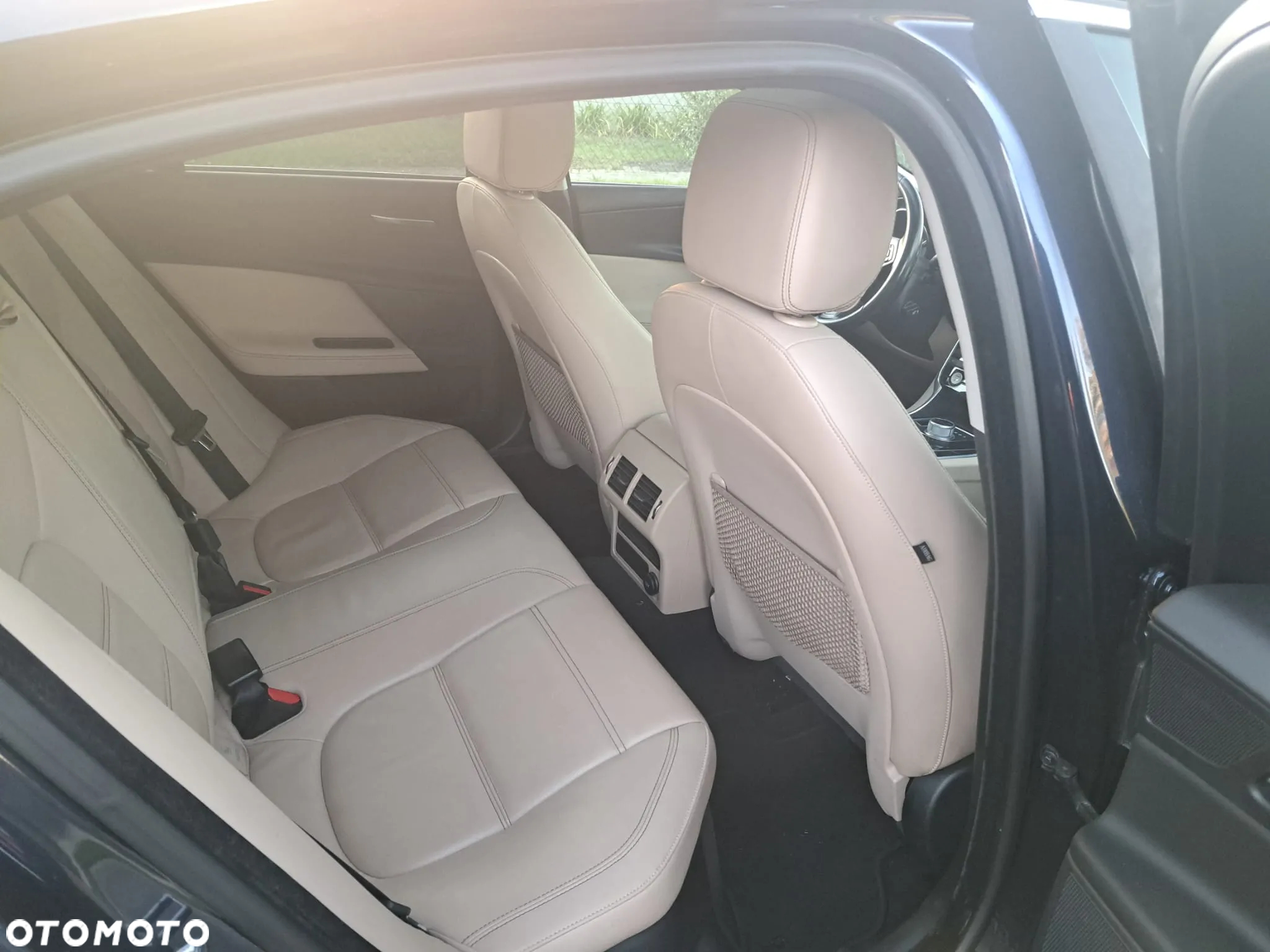 Jaguar XE 2.0 D Prestige - 9