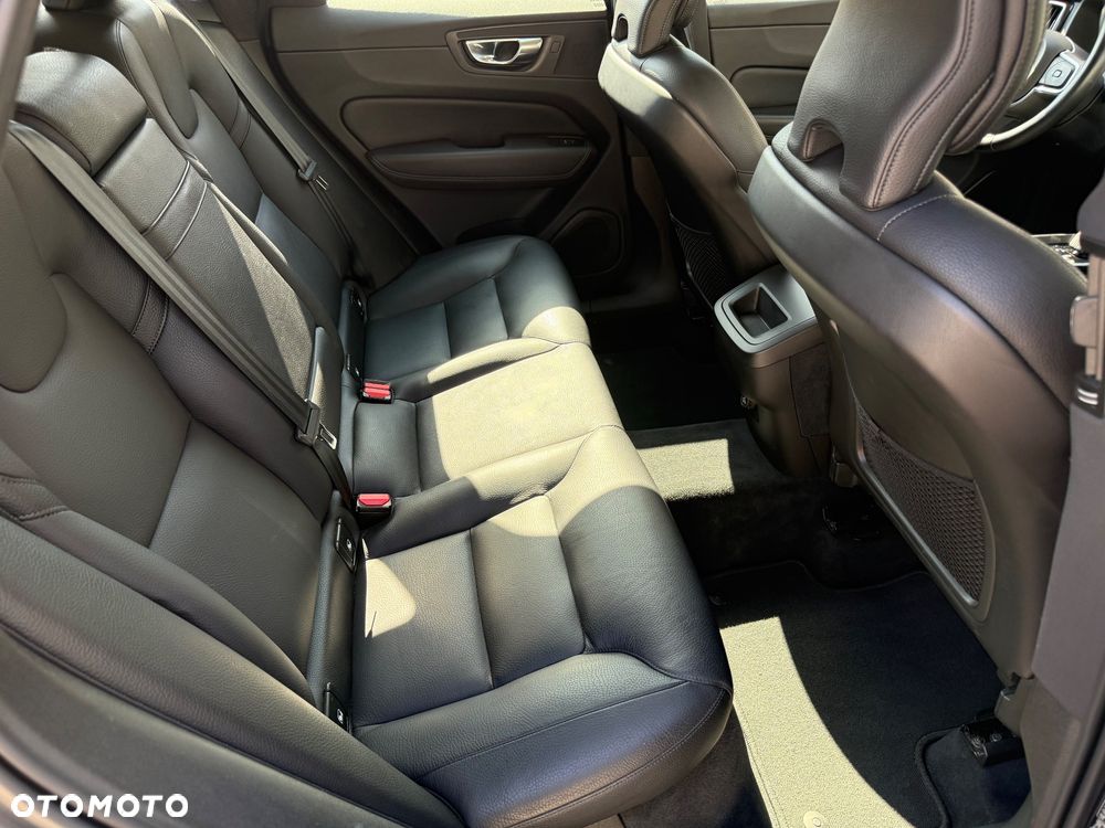 Volvo XC 60 B4 D AWD Momentum Pro - 21