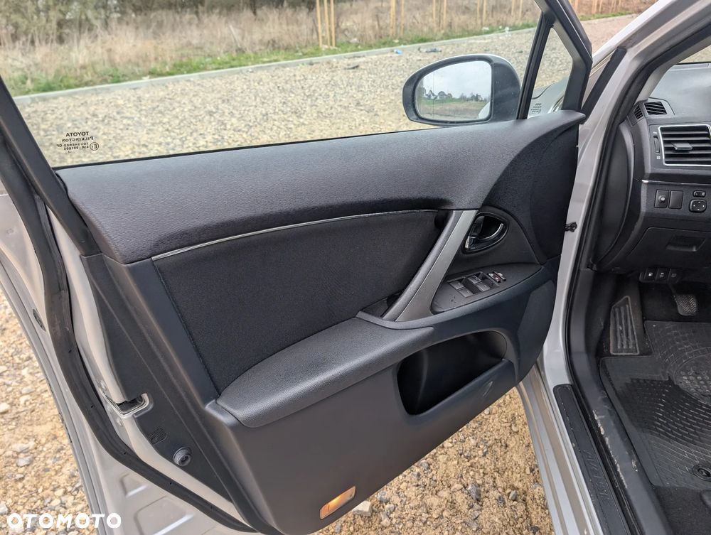 Toyota Avensis 1.8 Premium EU5 - 18