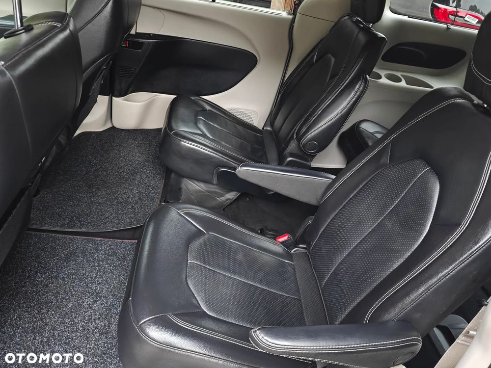 Chrysler Pacifica - 11