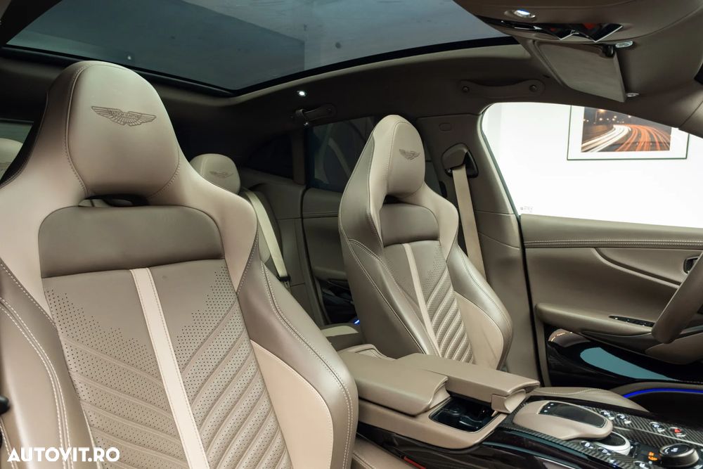 Aston Martin DBX - 10