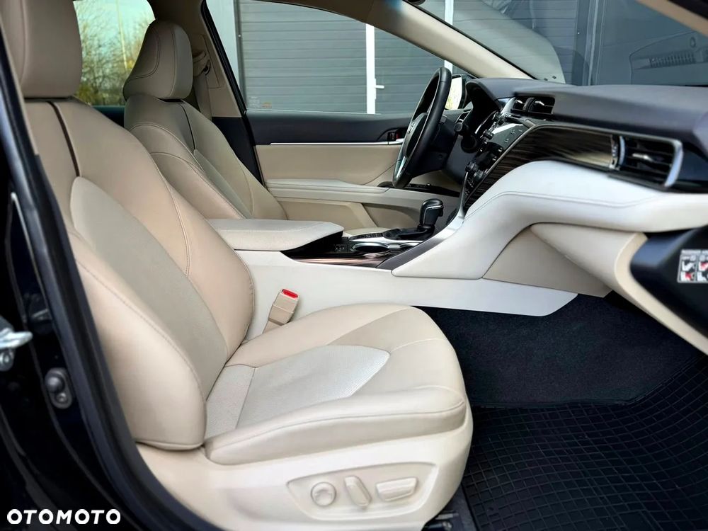 Toyota Camry 2.5 Hybrid Executive CVT - 18