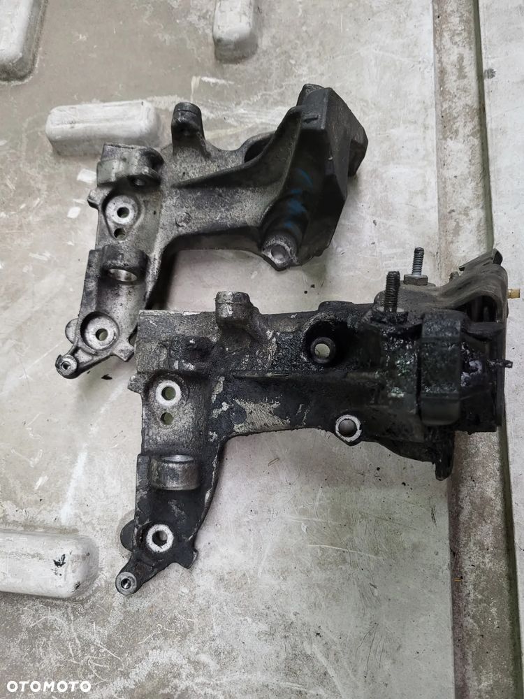 Łapa mocowanie alternatora Peugeot Citroen - 1