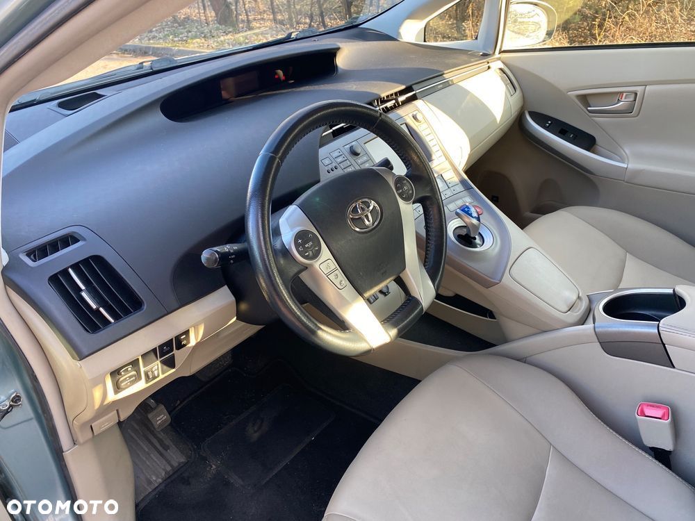 Toyota Prius (Hybrid) Executive - 19