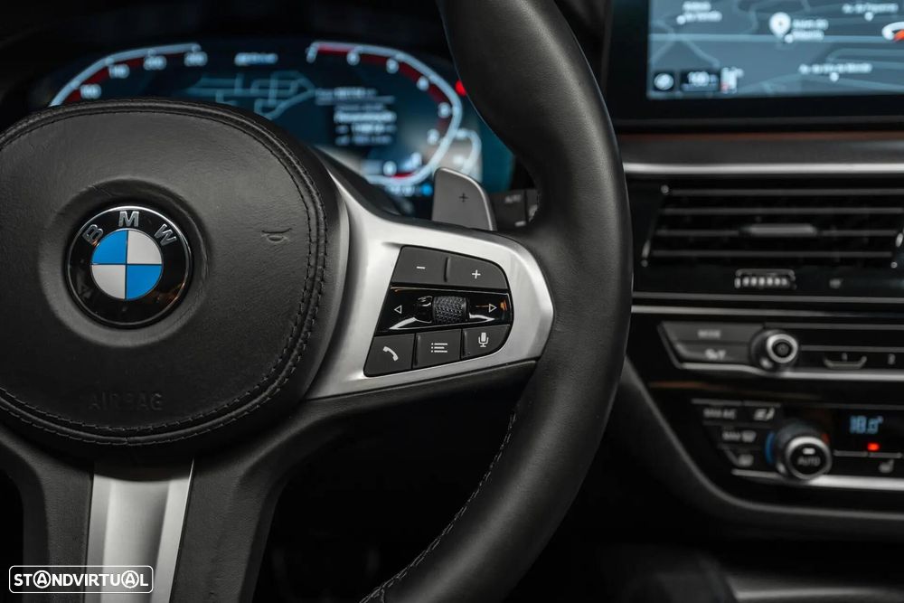 BMW 530 e Pack Desportivo M - 12