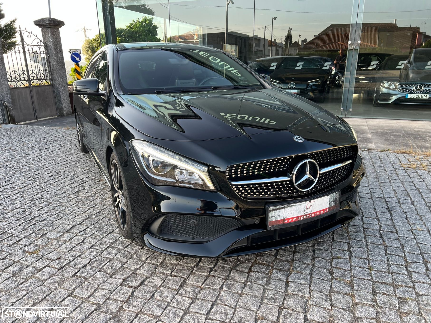 Mercedes-Benz CLA 180 d Shooting Brake AMG Line - 2
