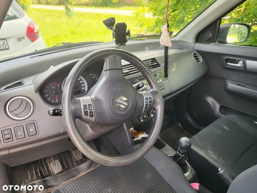 Suzuki Swift - 4