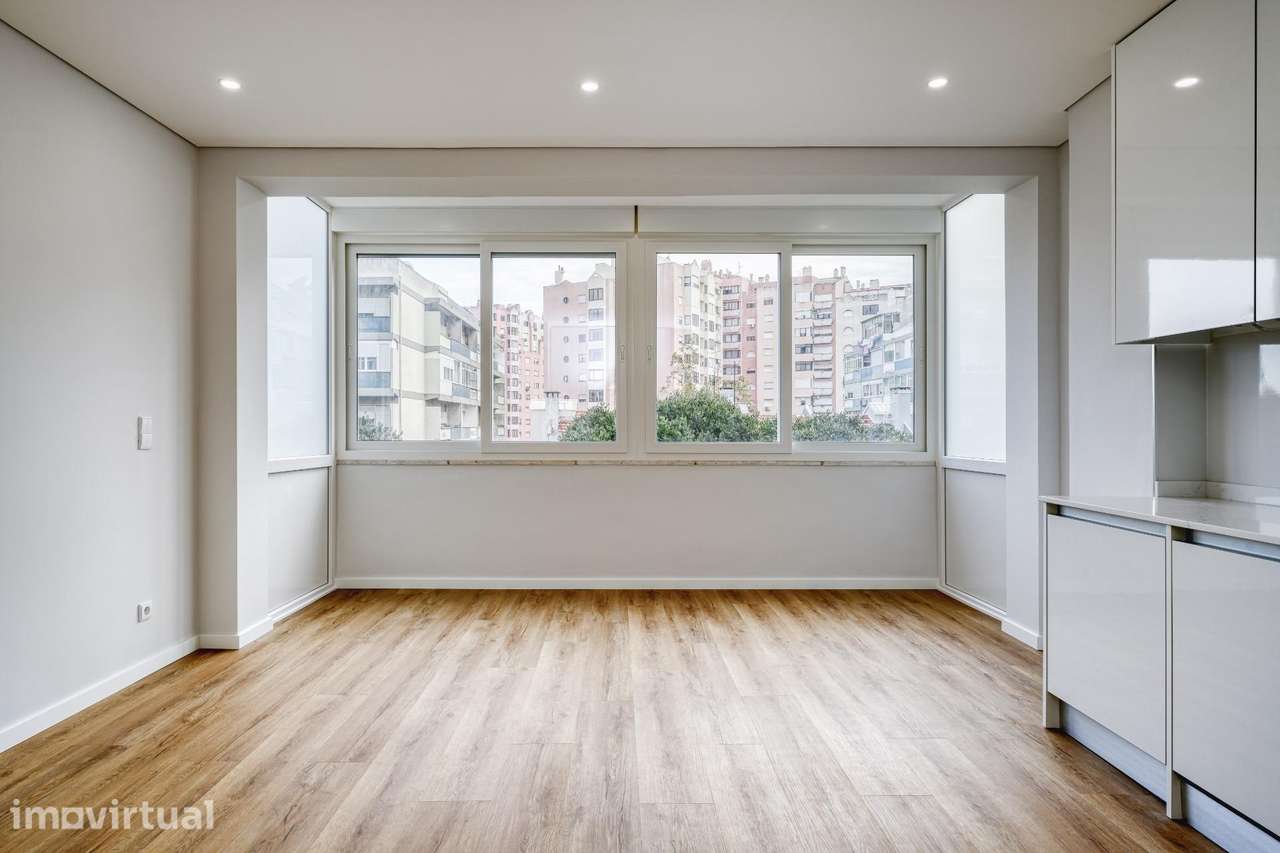 T3 Totalmente Remodelado com Suite e Duas Varandas | Estrada da Luz