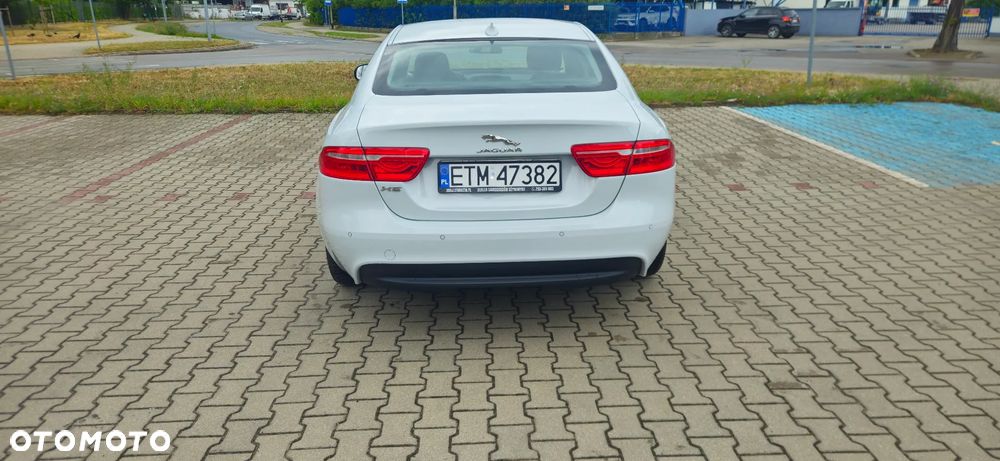 Jaguar XE 2.0 T Prestige - 4