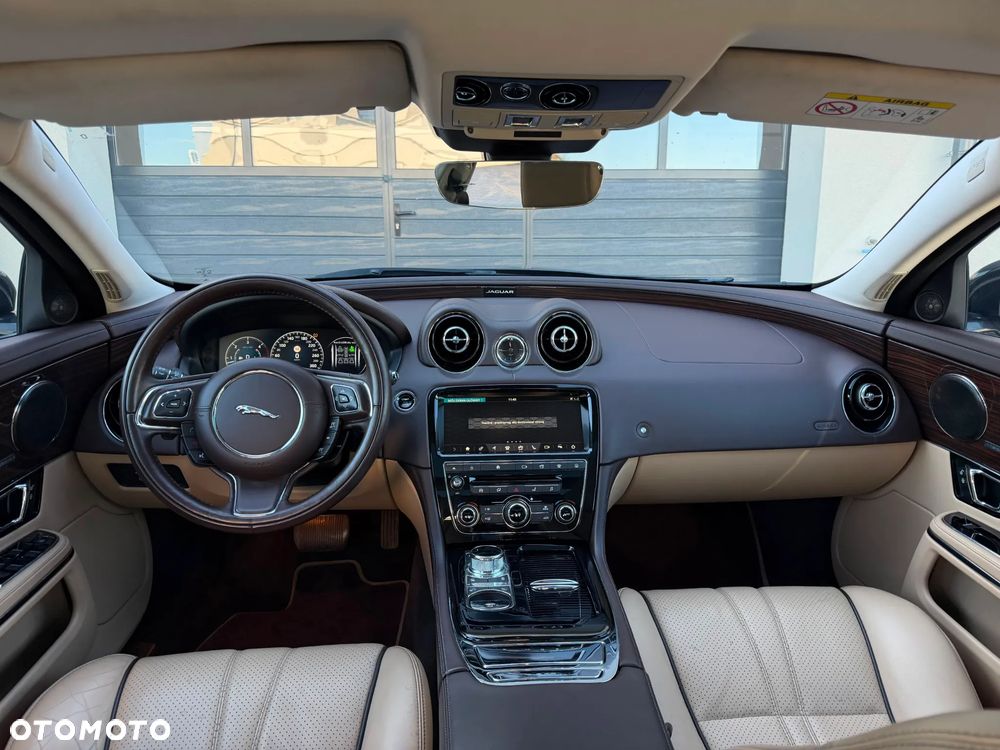 Jaguar XJ 3.0 D V6 Premium Luxury - 32