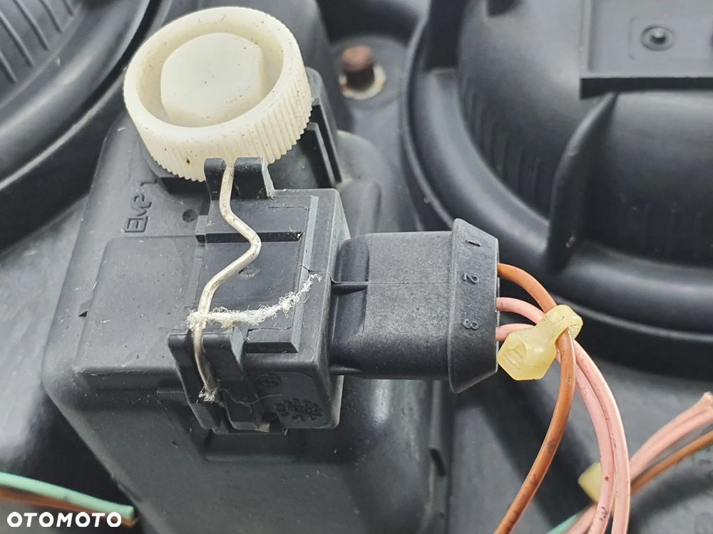 LAMPA PRAWA REFLEKTOR KIERUNKOWSKAZ  IVECO EUROCARGO - 9