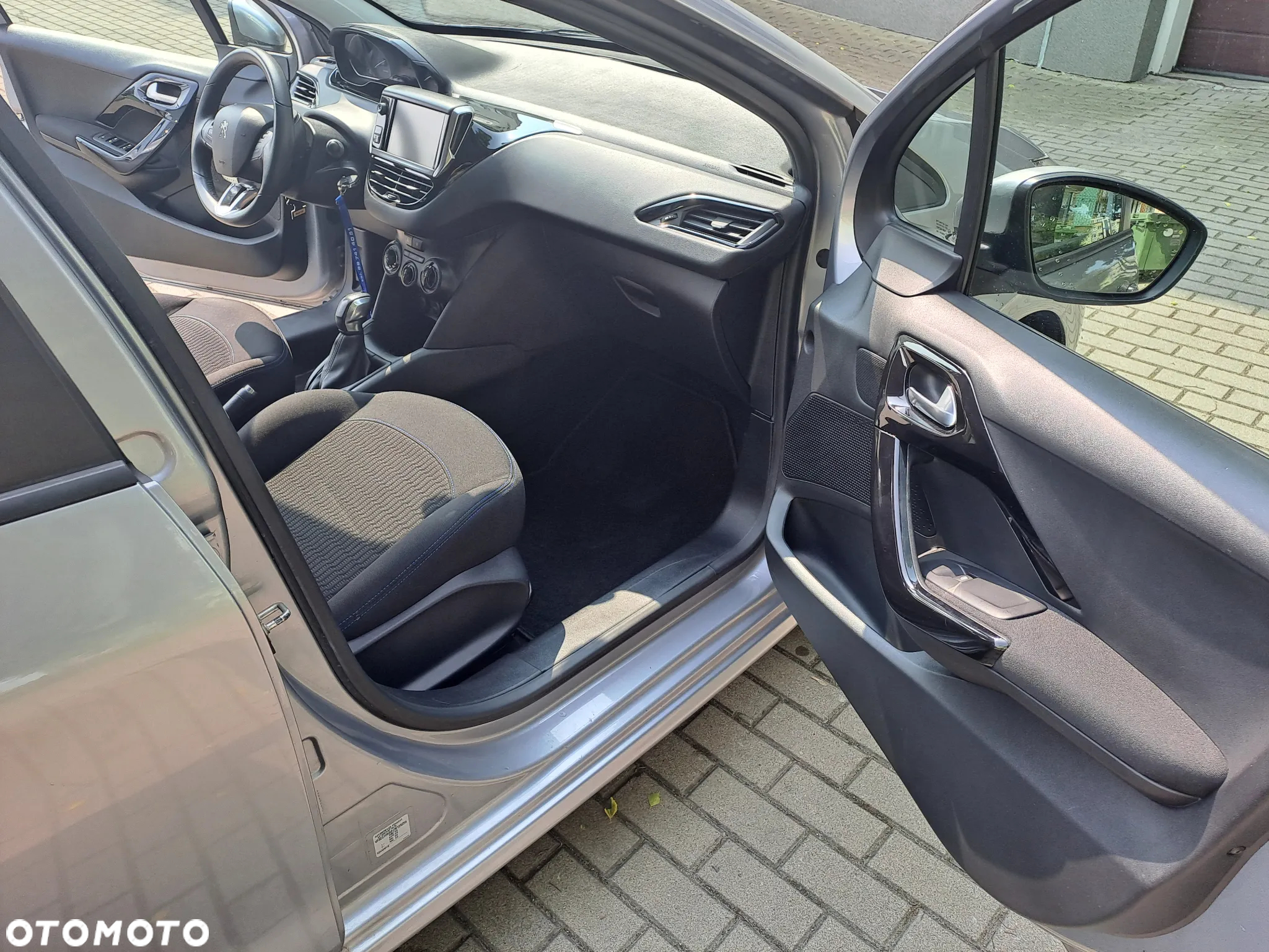 Peugeot 208 - 10