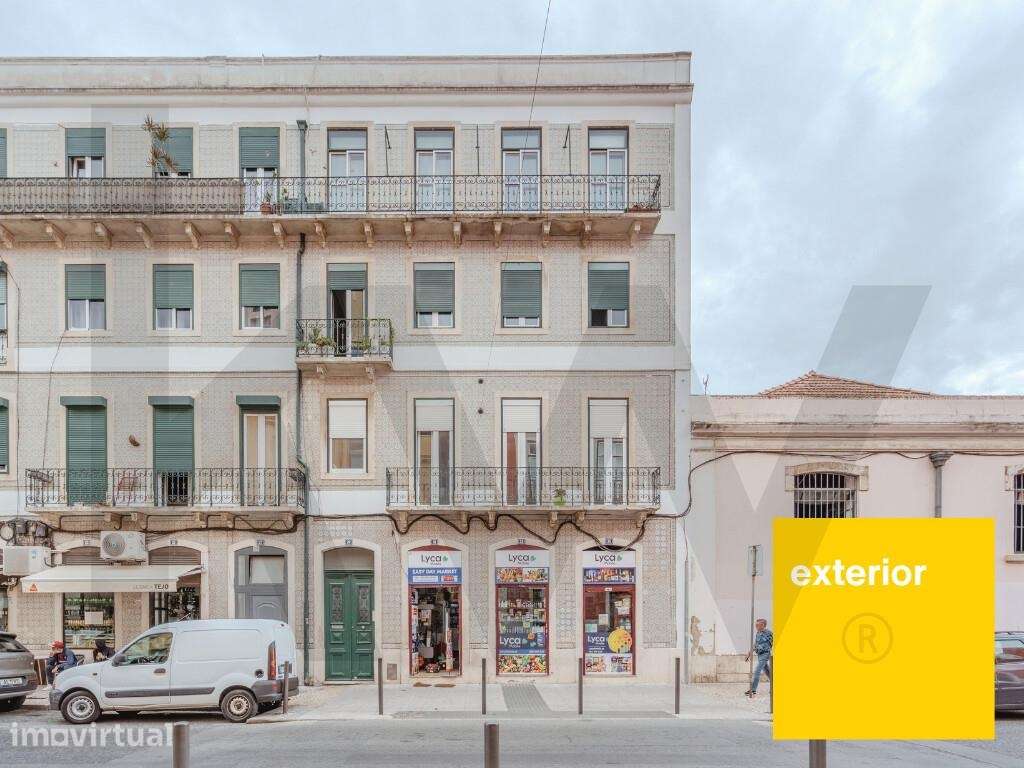 Apartamento T3 em Edifício Pombalino, Lareira, Sótão, Vista Rio – Rua - Grande imagem: 2/50