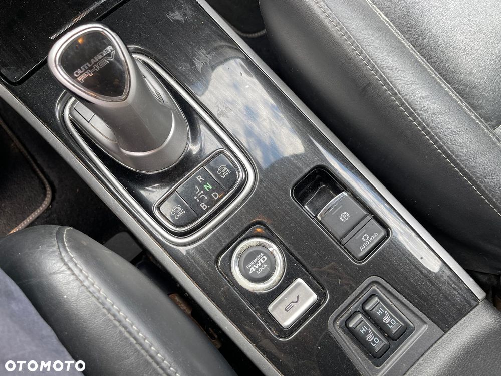 Mitsubishi Outlander Instyle NAVI + - 14