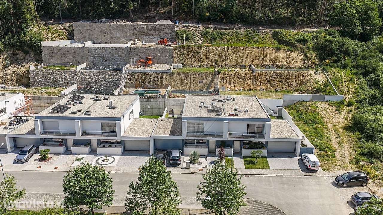 Moradia semi-nova T3 em Escudeiros, Braga! - Grande imagem: 2/43