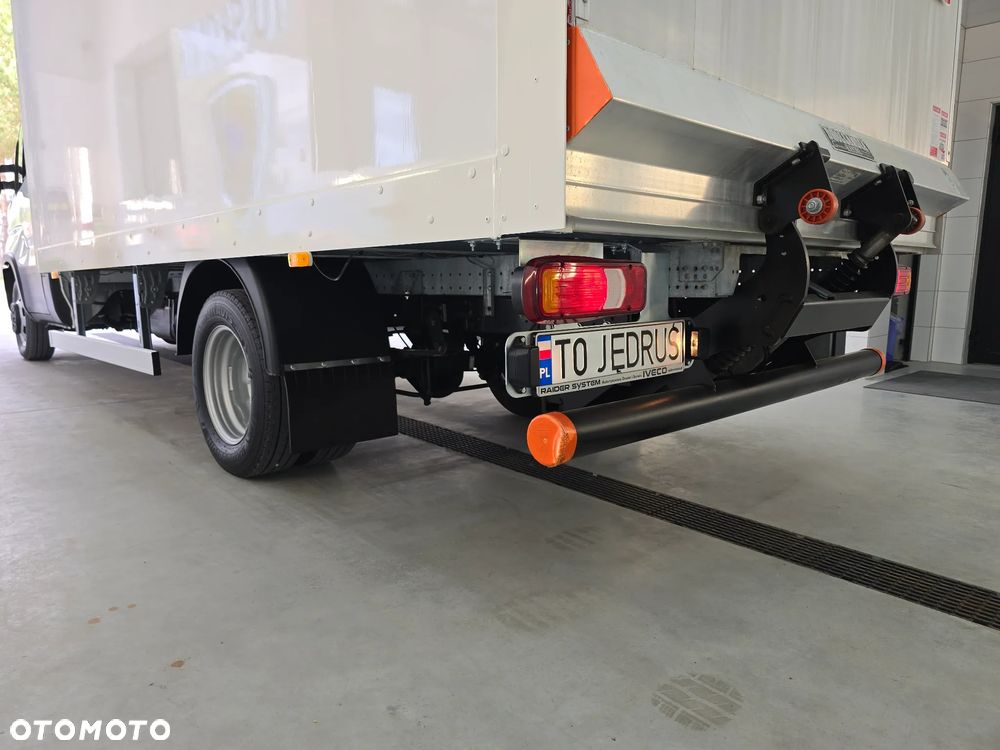 Iveco DAILY 35C16 / 50C16 KONTENER 8PALET WINDA DHOLLANDIA 750Kg 41Tyś km SERWIS ASO IVECO DO OSTATNIEGO Km STAN NOWY NOWY NOWY NA GWARANCJI BOGATA OPCJA WYPOSAŻENIA ASYSTENTY KIEROWCY TEMPOMAT KLIMA KAMERA COFANIA FOTEL KIEROWCY PNEŁMATYCZNY - 18