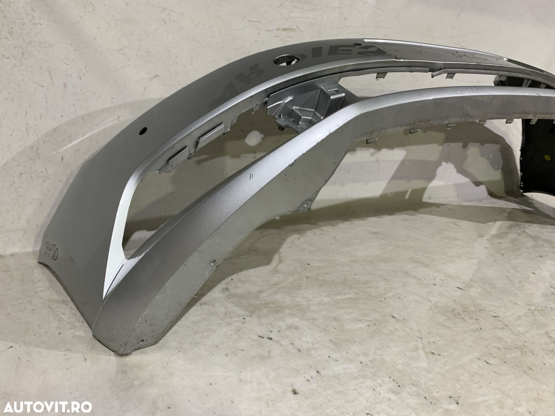 Bara fata Skoda Fabia 3, 2014, 2015, 2016, 2017, 2018, cod origine OE 6V0807221, cu gauri pentru spalatori faruri. - 8