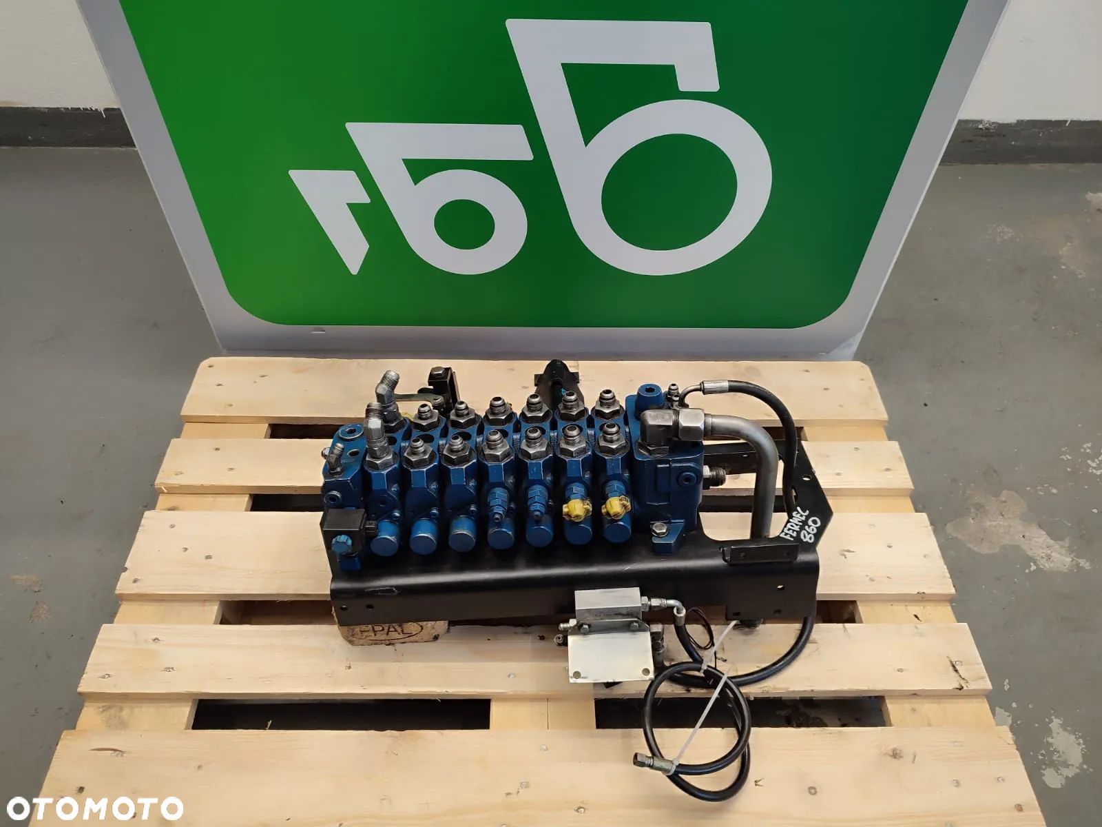 Rozdzielacz hydrauliczny 07260157 B0801242227 Fermec 860 - 1
